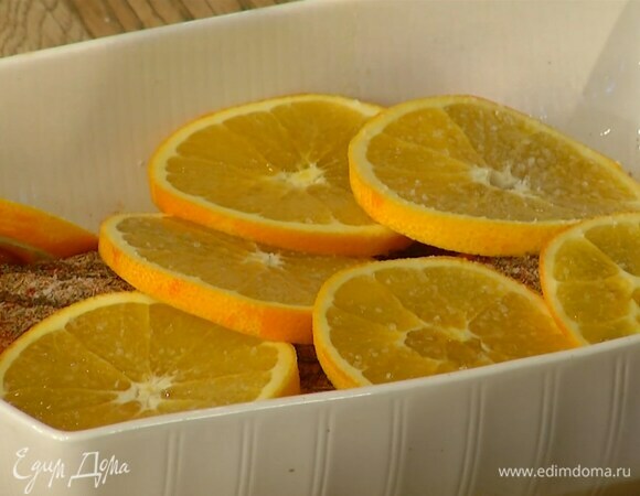 Рыбу выложить в жаропрочную керамическую форму, посыпать пряной смесью, сбрызнуть оливковым маслом, сверху разложить кружки апельсина и посолить.