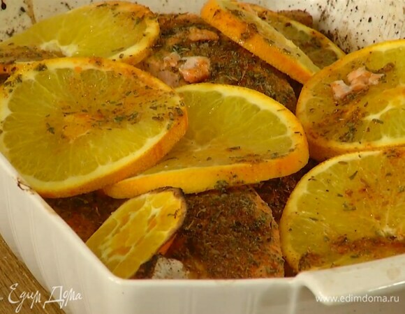 Отправить рыбу в разогретую духовку на 15 минут, затем полить выделившимся соком и запекать еще несколько минут до готовности.