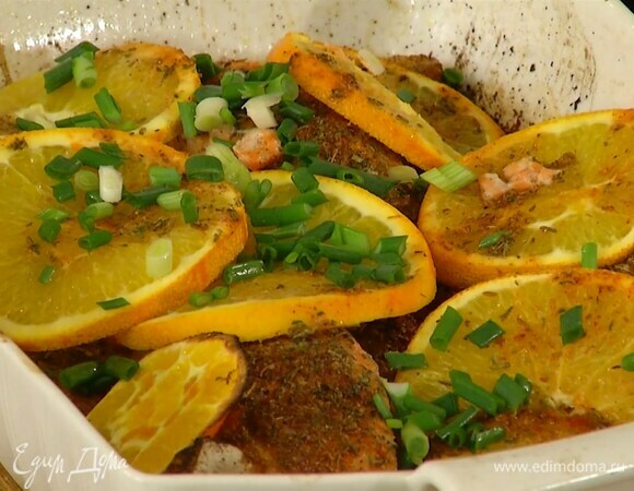 Зеленый лук тонко порезать наискосок и посыпать готовую рыбу.