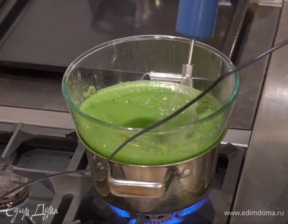 Яйца разбить в глубокую миску, добавить 120 г сахара, апельсиновую цедру и ванильный сахар, поместить все на водяную баню и, непрерывно взбивая блендером с насадкой-венчиком, заваривать, пока масса не станет пышной и не увеличится в объеме.