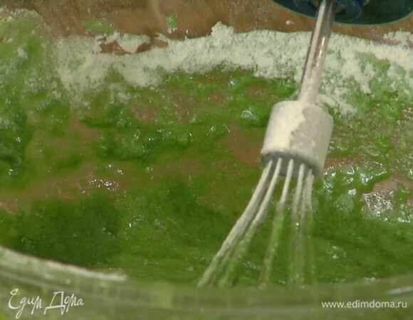 Снять миску с водяной бани и некоторое время перемешивать, затем небольшими порциями просеять в массу муку, каждый раз вымешивая тесто.