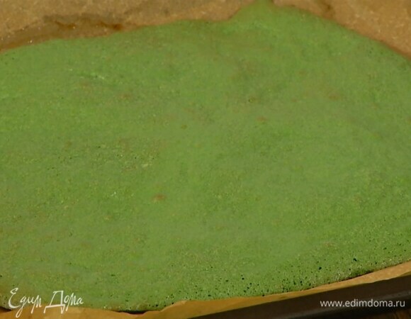 Выстелить противень смазанной сливочным маслом бумагой для выпечки, выложить тесто, равномерно распределив его в прямоугольник и выпекать в разогретой духовке 10–12 минут.