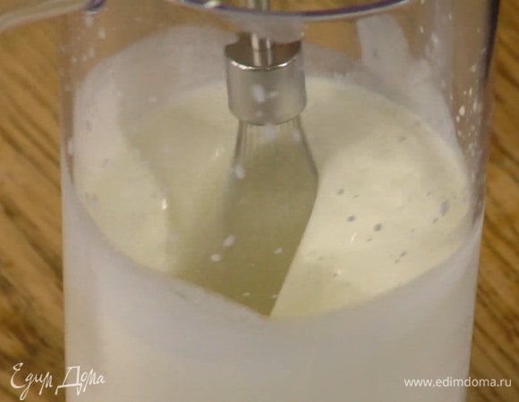 Сливки взбить блендером с насадкой-венчиком в легкую, воздушную массу.