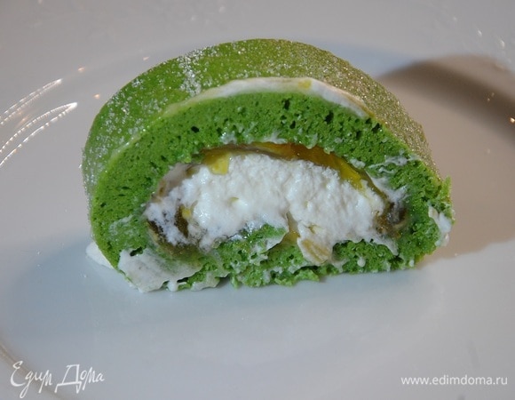 Развернуть рулет, смазать апельсиновым джемом и взбитыми сливками, затем снова свернуть.