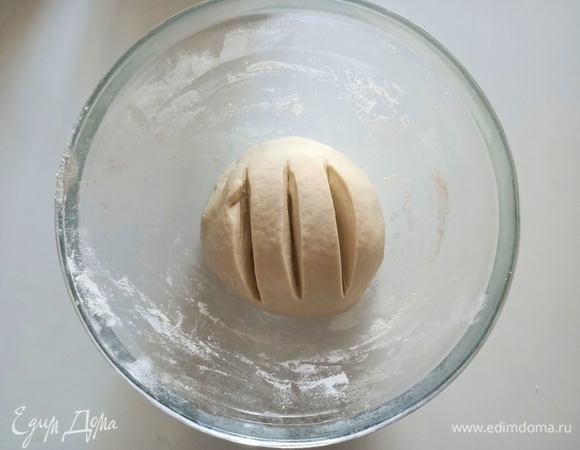 Развести дрожжи в теплой воде. Добавить соль, муку и замесить тесто.