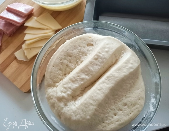 Накрыть пищевой пленкой и поставить в теплое место примерно на три часа.