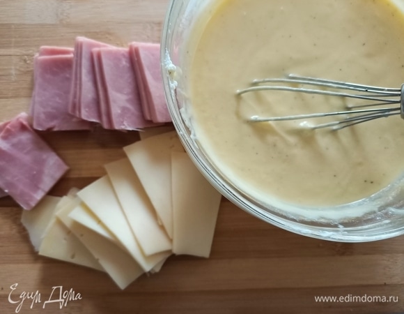 Для начинки яйца соединить с рикоттой, добавить соль, перец по вкусу. Нарезать или натереть на крупной терке ветчину и сыр.