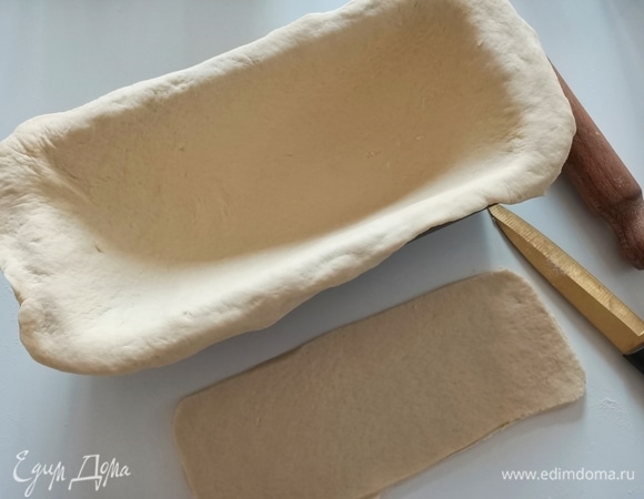 Форму для выпекания смазать маслом. Раскатать 3/4 теста и выложить в форму.