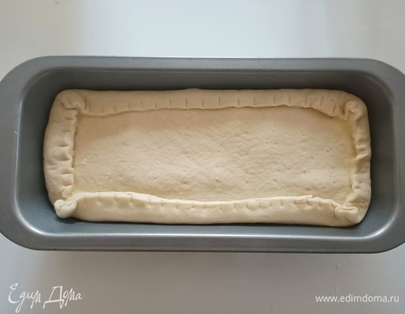 Раскатать оставшееся тесто и уложить его сверху начинки. Защипнуть края.