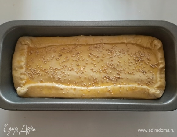 Сверху пирог смазать оливковым маслом, при желании можно посыпать кунжутом или маком. Выпекать в предварительно разогретой до 150°С духовке в течение 60 минут. Готовый пирог остудить и подавать. Приятного аппетита!