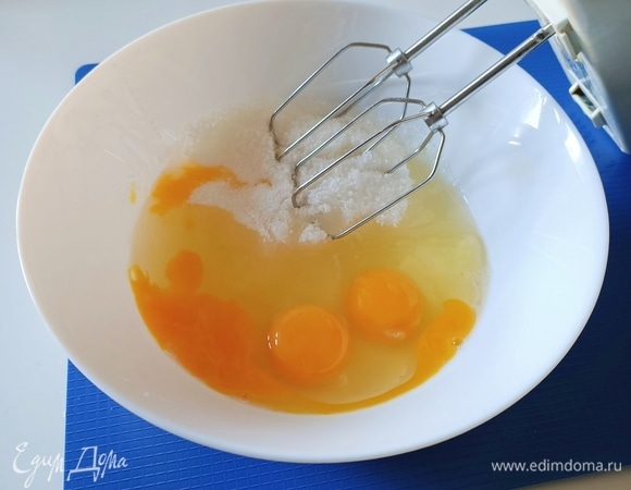 Отдельно взбить яйца с сахаром и ванилином.