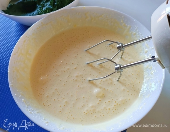 К яичной массе добавить молоко, шпинат и лимончелло, который при желании можно заменить на цедру одного лимона среднего размера. Перемешать.