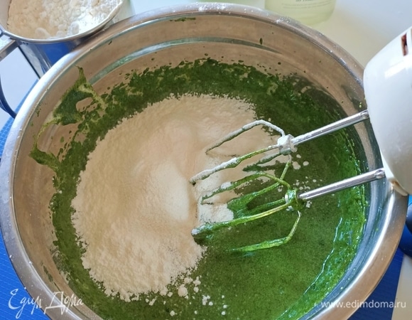 Затем ввести просеянную муку и разрыхлитель. Хорошо все перемешать.