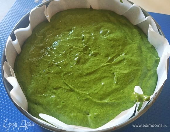 Форму застелить пергаментной бумагой. Выложить тесто и поставить в предварительно разогретую до 175°С духовку примерно на 50 минут. Готовность бисквита проверить деревянной палочкой.