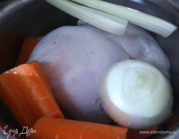 В трехлитровой кастрюле сварить куриный бульон. Курицу положить в холодную воду, добавить очищенный репчатый лук и морковь, стебель сельдерея, перец. Дать воде закипеть на большом огне, уменьшить огонь до минимального, вода должна лишь слегка кипеть, снять пену. Через 30 минут после начала варки посолить бульон. Варить 1,5 часа.