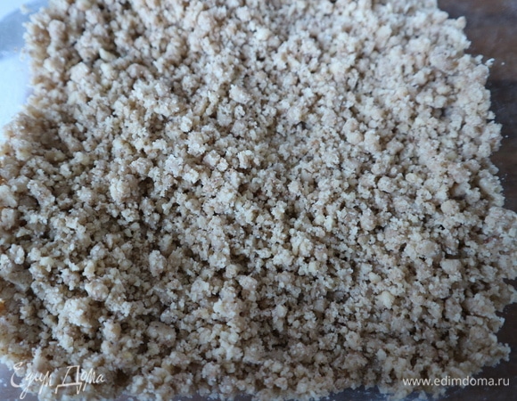 Прокрутить грецкие орехи дважды через мясорубку.