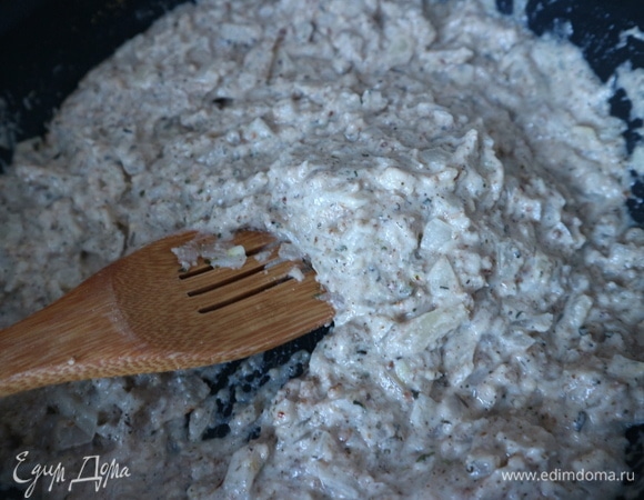 Добавить к луку на сковороду орехи, специи (смесь кориандра с чесноком и солью, хмели-сунели, уцхо-сунели, шафран, черный свежемолотый перец), перемешать, добавить немного бульона, перемешать. Добавить красный винный уксус, перемешать. Постепенно добавлять бульон, перемешивая, соус должен быть довольно густой по консистенции. Всего на приготовление уходит минут 15–20.