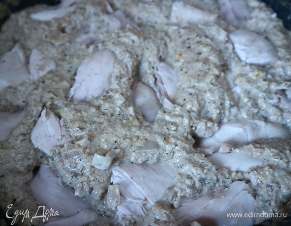 Аккуратно вынуть курицу из бульона, освободить от костей, кожи, нарезать на кусочки грудку, окорочка. Положить в соус, перемешать, чтобы курица была покрыта соусом. На медленном огне готовить минут 5–6. Выключить огонь. Дать остыть до комнатной температуры. Убрать в холодильник на 4 часа или более.