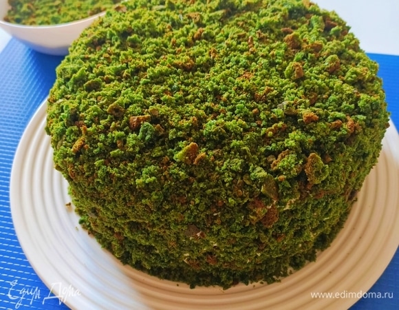 На блюдо поместить корж, сверху выложить крем, разровнять и накрыть следующей частью бисквита, и так далее. Затем со всех сторон покрыть торт кремом и посыпать бисквитной крошкой. Приятного аппетита!