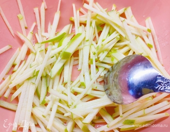 Яблоко берите кислое. Его надо очистить от семян и нарезать соломкой. Полить лимонным соком, чтобы не потемнело.