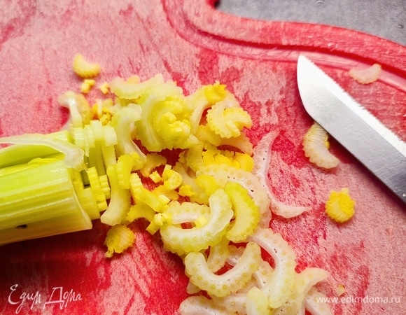 Стебли сельдерея нарезать тонкими пластинами.