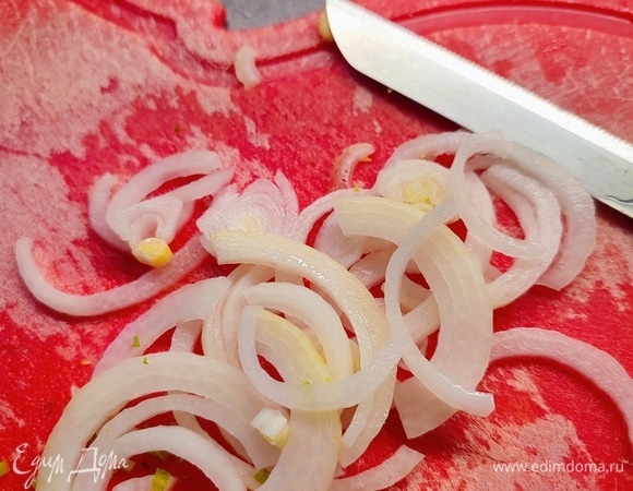 Салатный лук нарезать полукольцами.