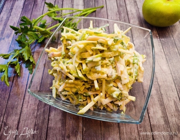 Перемешайте салат с заправкой и поставьте в холодильник минут на 20 для охлаждения.