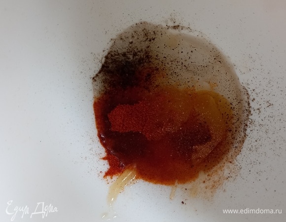 Соединить ингредиенты для маринада: масло, мед, специи и соль. Если любите поострее, то замените черный перец на красный.