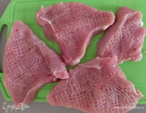 Филе индейки нарезать на шницели и слегка отбить.