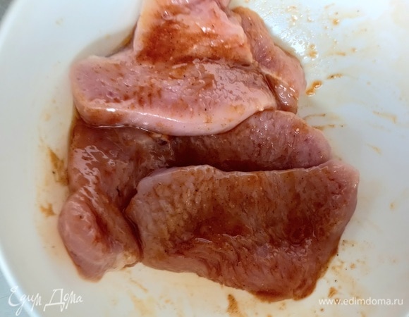 Намазать маринадом мясо и оставить на 1,5 часа мариноваться.