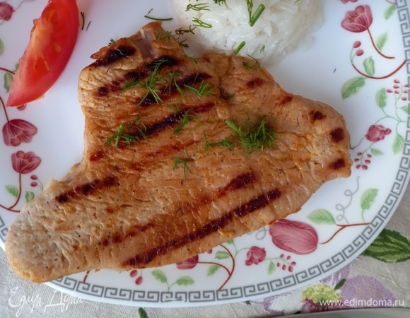 Подавать индейку с любимым гарниром и овощами. Посыпать зеленью.