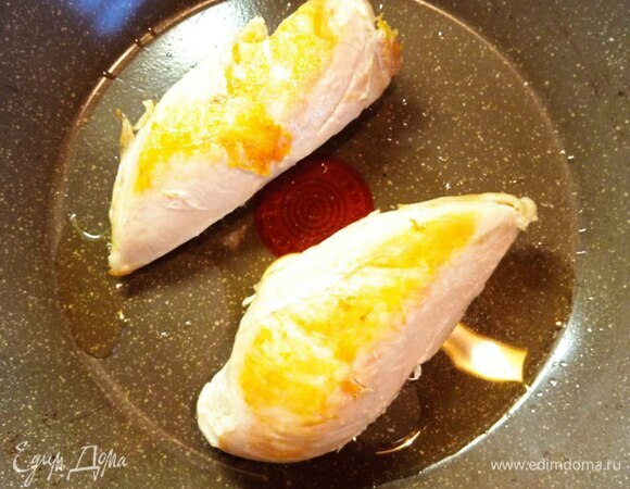 Варим куриный бульон. Я взяла грудку на кости с крыльями. Когда курица готова (минут через 40), отделяем мясо грудки и обжариваем на растительном масле до желаемого румянца.