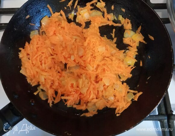 Репчатый лук мелко шинкуем, морковь трем на крупной терке. Обжариваем на растительном масле минут 5, добавляем мелко нарезанный чеснок и имбирь, обжариваем еще минут 10.