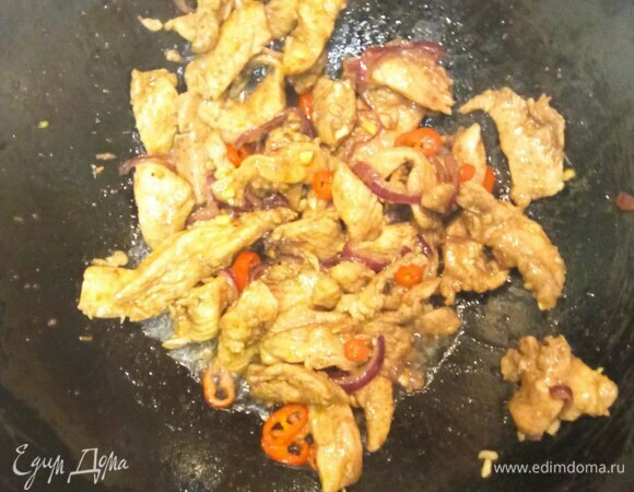 Разогреваем на сильном огне вок и обжариваем лук 1 минуту, добавляем чеснок, имбирь и перец чили и обжариваем еще минуту. Добавляем курицу и обжариваем 3–4 минуты. Не забываем все постоянно помешивать.