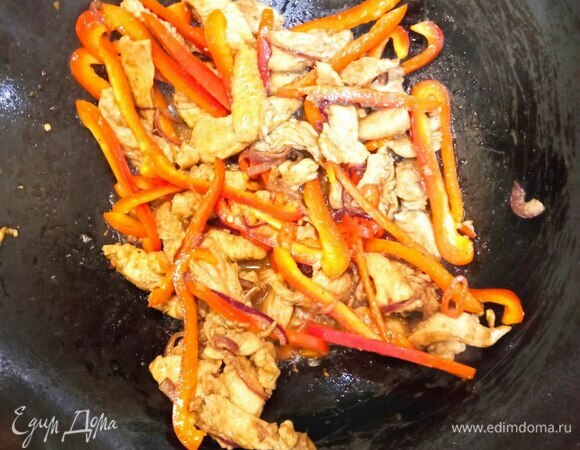 Добавляем болгарский перец. Обжариваем 2 минуты.