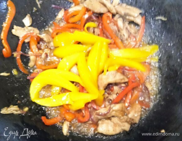 Теперь идет манго. Если манго консервированное, то сразу вливаем крахмал, если свежее, то обжариваем 1 минуту. Крахмал вливаем по чуть-чуть. Возможно, весь не понадобится. Нужно, чтобы ингредиенты соединились и приобрели глянец. Готово!
