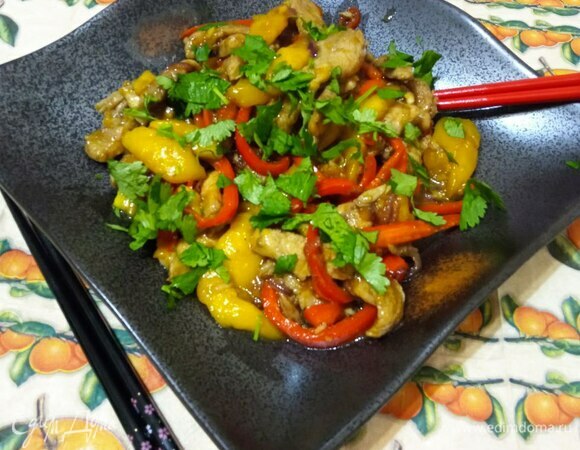 Подаем, посыпав рубленой кинзой, в качестве горячей закуски или с рисом в качестве основного блюда. Приятного аппетита!