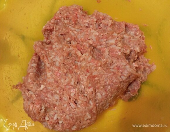 Рис отвариваем почти до готовности. Остужаем. Репчатый лук и чеснок трем на мелкой терке. Смешиваем фарш с рисом, луком и чесноком, добавляем 2 ст. л. холодной воды (можно молока), перчим, солим, добавляем хмели-сунели. Я добавила чайную ложку с горкой. Вы можете взять меньше или больше. Тщательно вымешиваем и отбиваем. Накрываем миску пищевой пленкой или крышкой и даем постоять 15 минут.