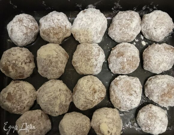 Из фарша лепим ежики привычного вам размера. Я делала небольшие: больше, чем фрикадельки, но меньше, чем количество для котлет. Обваливаем ежики в муке, укладываем в смазанную растительным маслом форму для запекания и ставим в предварительно разогретую до 200°C духовку.
