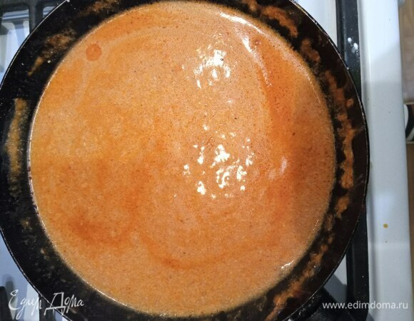 Пока ежики в духовке, готовим соус. На сковороду выливаем чуть-чуть растительного масла и выкладываем томатную пасту. Обжариваем 10 минут, постоянно помешивая. Добавляем сахар и прогреваем пару минут, чтобы сахар растворился. Остужаем немного, добавляем сметану, перемешиваем, солим и перчим по вкусу. Добавляем немного воды. Консистенция соуса должна быть, как у теста для блинов.