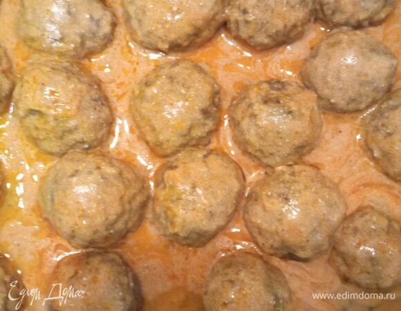 Заливаем ежики соусом, накрываем форму фольгой и ставим в духовку еще на 40 минут.