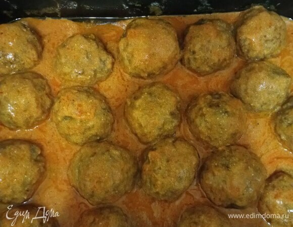 Вынимаем ежики из духовки и подаем с любимым гарниром или без него, полив соусом из формы. Приятного аппетита!