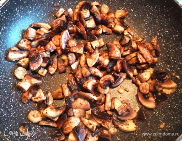 Шампиньоны очищаем влажной салфеткой, режем не очень мелко и обжариваем на растительном масле минут 5–7, добавляем соевый соус и продолжаем жарить до полного выпаривания жидкости. При желании солим и перчим по вкусу.