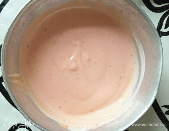 Готовим соус. Смешиваем йогурт, кетчуп, я добавила еще немного острого соуса шрирача, в рецепте его не было. Солим и перчим по вкусу.