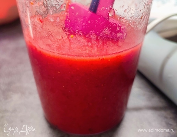 Желатин залить холодной кипяченной водой и оставить для набухания. В сезон используйте свежую клубнику, а зимой — замороженную. Замороженную клубнику разморозить, слить жидкость измельчить блендером.