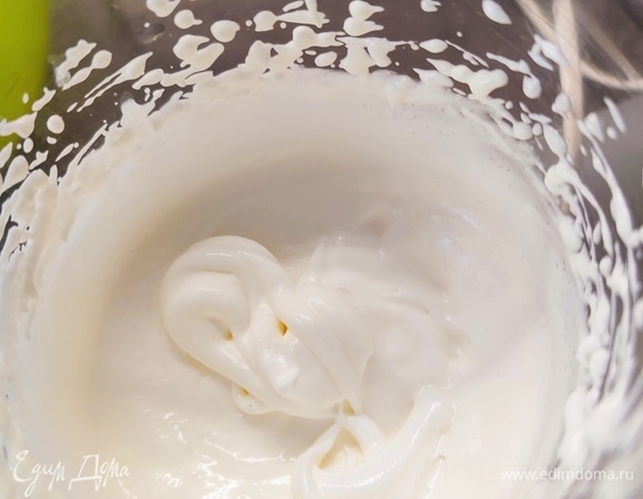 Сливки взбить с сахаром до устойчивых пиков. Добавить клубничное пюре и перемешать до однородности. Желатин подогреть в микроволновке и влить в смесь. Перемешать.