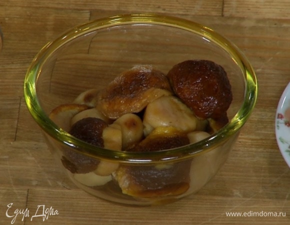 Белые грибы предварительно разморозить.