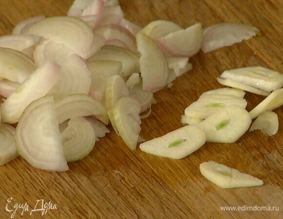 Чеснок почистить и нарезать пластинками.
