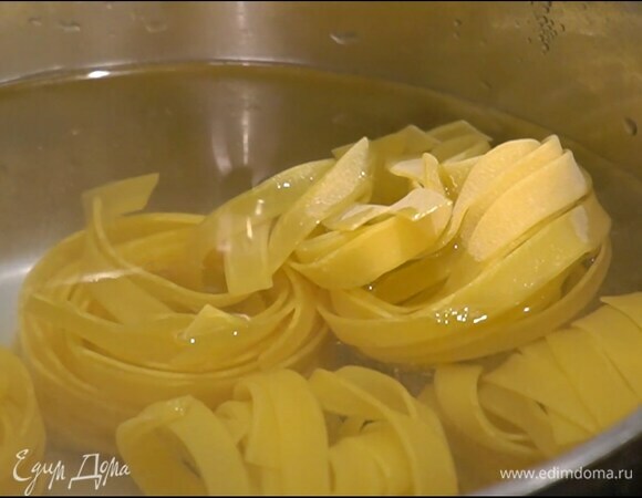 Феттучине отваривать в подсоленной кипящей воде на 2 минуты меньше, чем указано на упаковке, затем воду слить и сохранить.