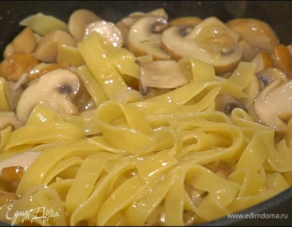 Отваренные макароны выложить к грибам, влить 50–70 мл сохраненной воды, все перемешать и прогревать пару минут на маленьком огне, затем удалить веточки тимьяна, влить сливки, еще раз перемешать, слегка прогреть и снять с огня.